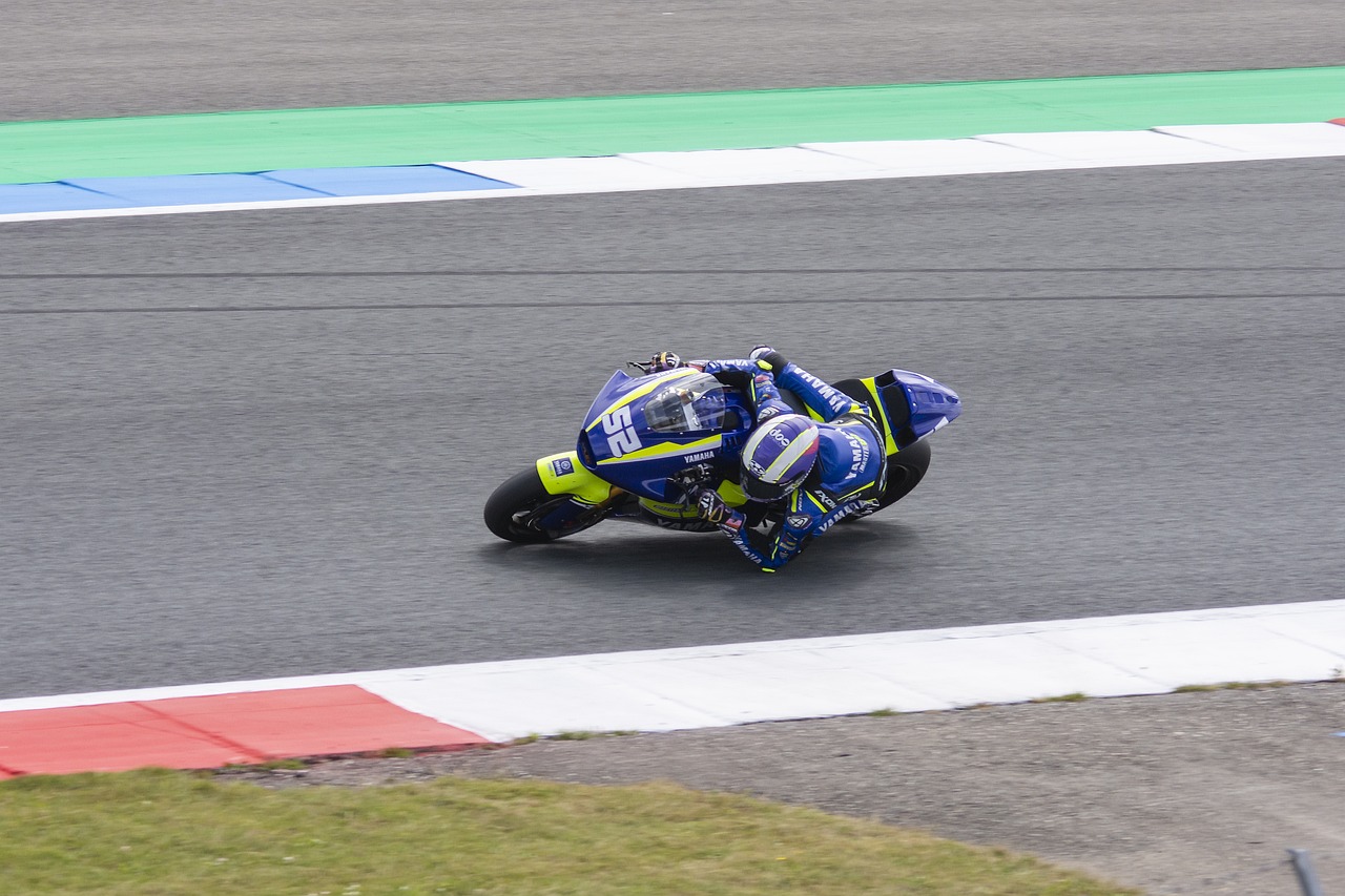 帕潘夸赞吉鲁：他不仅能进球还能防守，甚至还能客串门将